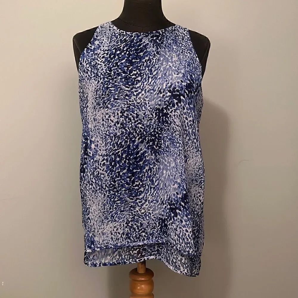 Violetโ+ย ClaireโWomen'sโBlueโAbstractโZipperโBackโLayeredโTankโTop